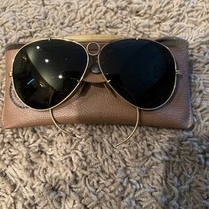 Vintage Ray Ban aviator sunglasses w original case.